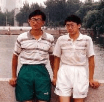 Ху Жіхуа (зліва) зі своїм братом Ху Жімінем
