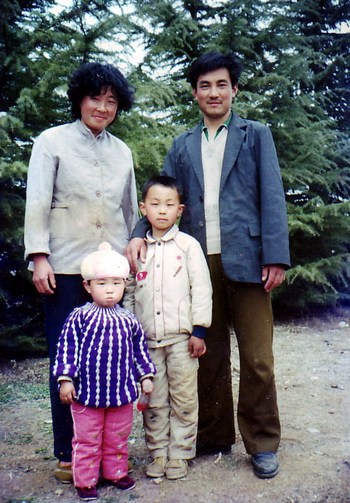 Цзі Ченжун з чоловіком та дітьми