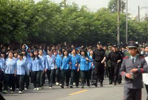 Декілька тисяч китайських робітників електрозаводу «Casio» провели страйк і хід проти нових правил нарахування зарплати. Фото з epochtimes.com
