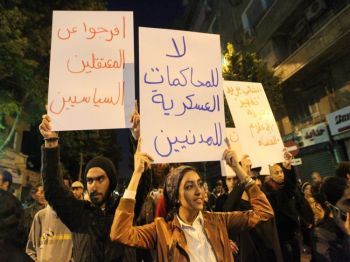 Демонстрация египтян в поддержку реформ и против применения оружия со стороны правительства. Пригород Каира, 27 марта. Фото Getty Images