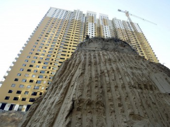 Недобудований об'єкт заввишки 10 метрів на будівельному майданчику в селі поблизу міста Тайюань на півночі Китаю, 6 грудня. Забудовники не можуть продати величезну кількість нерухомості на первинному ринку. Фото: STR/AFP/Getty Images