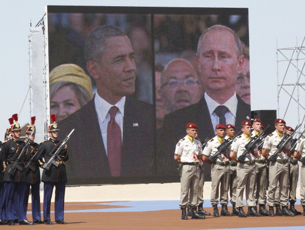 Володимир Путін і Барак Обама на великому екрані під час церемонії 6 червня 2014 р., присвяченій 70-річчю Другої світової війни і висадці союзників у Нормандії. Фото: CHRISTOPHE ENA/AFP/Getty Images