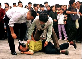 Китайские полицейские агенты арестовывают последователя Фалуньгун. Фото: epochtimes.com