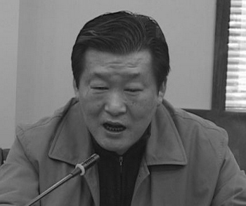 Партійний корупціонер Чжоу Цзюкен курив виключно Нанкінські сигарети за ціною 1500 юанів за штуку. Фото з focus.cn