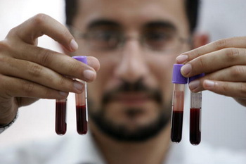 За складом крові визначатимуть рівень багатства людини. Фото: Abid Katib/Getty Images