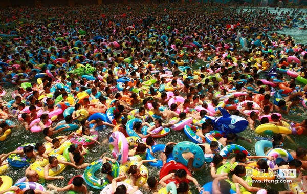 В «Китайском мёртвом море» плещутся тысячи отдыхающих. 14 августа 2011 год. Фото: news.ifeng.com