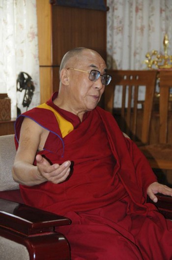 Далай-лама в Дхарамсалі розмовляє з Андреасом Хілмером, якого він знає 20 років. Фото: Рюдігер Фіндайзен