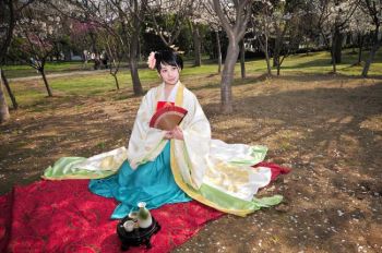 Модель в традиционном китайском (ханьском) костюме, разработанном и изготовленном дизайнерами Сяо Сион и Цзя Тун. Фото: The Epoch Times