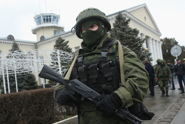 Військовий без розпізнавальних знаків, що патрулює в аеропорту Сімферополя. 28 лютого 2014 року. Фото: Sean Gallup/Getty Images