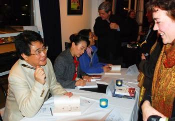 Трое китайских авторов подписывают свои книги во время мероприятия «Китайская мозаика», проходившего в рамках фестиваля. Фото: Альберт Чэнь/The Epoch Times