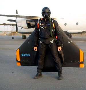 По мнению разработчиков, немецкой компании ESG, эти крылья “Бэтмена” могут позволить парашютистам-десантникам планировать на растояние до 40 км после прыжка с высоты более чем 9,1 км. (Фото предоставлено ESG)