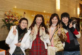 Китайские девушки, живущие в Японии, после просмотра концерта DPA