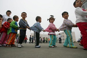 У дитячому садку міста Сіань 136 дітей отруїлися продуктами в їдальні. Фото: China Photos/Getty Images