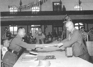 Японская сторона передаёт генералу Гоминьдана акт о капитуляции. Сентябрь 1945 год. Фото с epochtimes.com