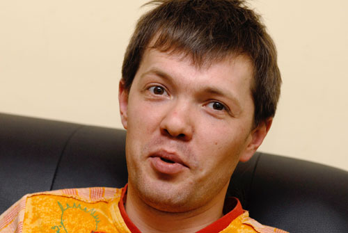 По словам ребят, приготовить салат очень просто. Фото: Великая Эпоха