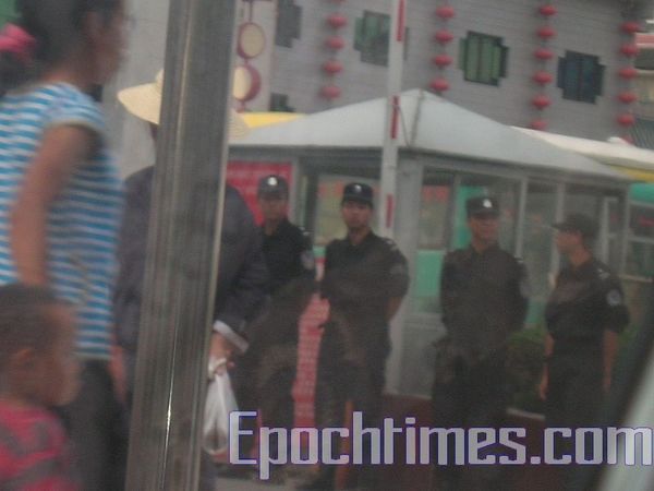 Вооружённые полицейские в г. Цзишоу. Фото: The Epoth Times