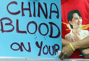 Плакат, осуждающий китайскую компартию за поддержку бирманской хунты. Фото: Pornchai Kittiwongsakul/AFP/Getty Images