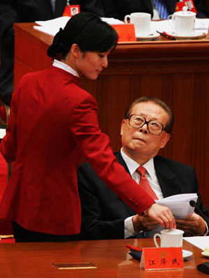 Во время заседания 17 Съезда КПК Цзянь Цзэминь жадным похотливым взглядом смотрит на девушек из обслуживающего персонала.Фото: AFP/Getty Images