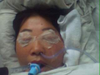 Г-жа Сяо Сунмин после пыток была доставлена в больницу и до сих пор находится под кислородной маской. Фото с epochtimes.com