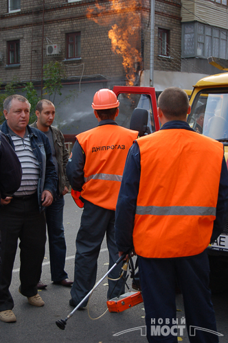 В центрі Дніпропетровська на вулиці Харківській вибухнула газова труба, внаслідок чого загинула людина. Фото: Новый мост