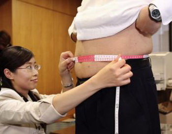 Окружність талії - більш коректний показник здоров'я, ніж ІМТ або вага. Фото: Yoshikazu Tsuno / AFP / Getty Images