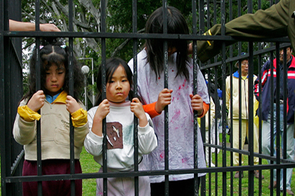 Послідовники Фалуньгун Австралії показують вуличну виставу в Гайд-парку, Сідней, про дітей, ув’язнених в тюрмах Китаю, вересень 2007. Фото: ANOEK DE GROOT/AFP/Getty Images