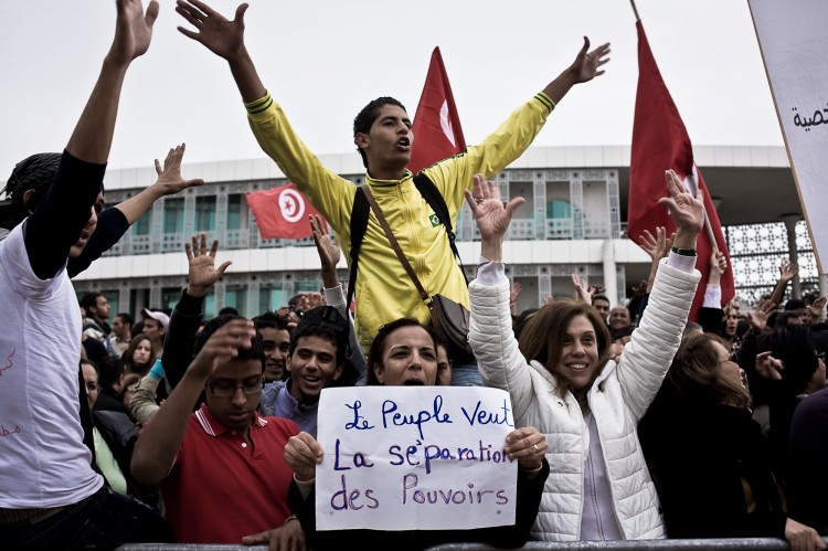 Протестувальники біля палацу Ле Бардо, Туніс, у якому перехідний уряд на чолі з ісламістською партією Аль-Нахда розробляє нову конституцію. Фото: Valérian Mazataud/FocusZero