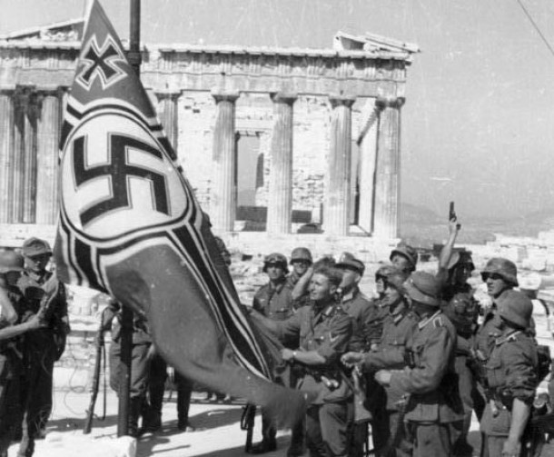 Німецькі солдати піднімають свій прапор над Акрополісом в Афінах, Греція (1941). Фото: worldcrunch.com 
