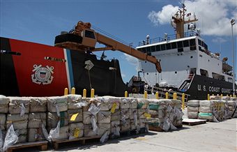 Члены экипажа береговой охраны США совместно с ВМС Гондураса выгрузили тысячи тюков кокаина около Майами-Бич (штат Флорида) 2 августа. Фото: Lindsay Brown/Sun Sentinel/Getty Images