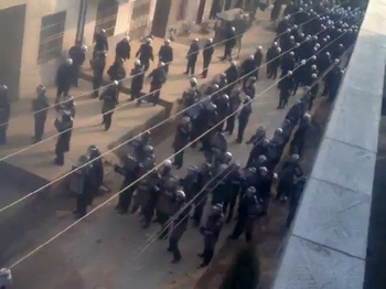 Поліцейські розганяють протест селян проти знесення їхніх будинків. Провінція Хубей. Китайська Народна Республіка. Листопад 2010 р. Фото з epochtimes.com