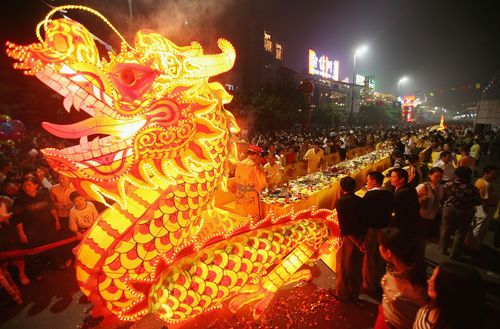 100 000 тысяч китайцев вместе наслаждаются «самоваром». Фото: Getty Images