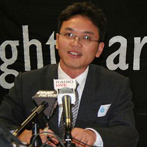 На пресс-конференции в Веллингтоне 18 июля 2007 года бывший китайский дипломат Чэнь Юнлинь разоблачает похищение женщины, совершенное китайским режимом в Новой Зеландии в 2005 году. Чэнь ушел с поста генерального консула в китайском консульстве в Сиднее в