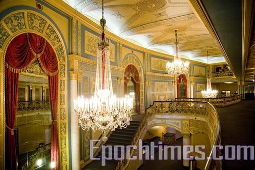 Старовинне розкішне планування оперного театру (Detroit Opera House) Детройта, який зі своїми гастролями відвідав творчий колектив «Шеньюн». Фото: Велика Епоха 