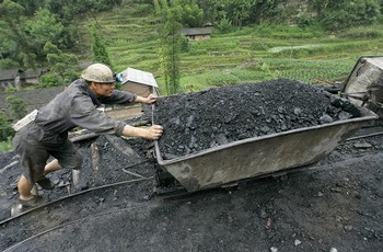 Из-за различных аварий каждый день в Китае в среднем погибает 13 шахтёров. Фото: LIU JIN/AFP/Getty Images