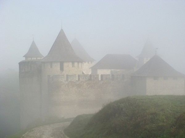 Замки Украины: Хотинский замок в тумане. Фото: lifeglobe.net