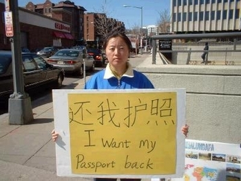 Последовательница Фалуньгун Дань Вэй в Вашингтоне требует, чтобы китайское посольство вернуло ей паспорт. Фото: The Epoch Times