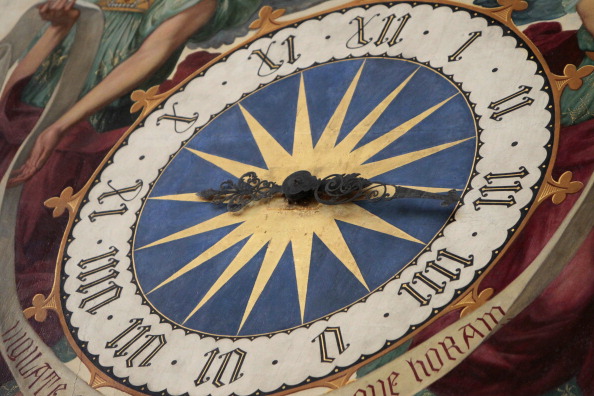 Годинник на соборі Сен-Жермен-л'Осеруа у Парижі. Фото: KENZO TRIBOUILLARD/AFP/Getty Images