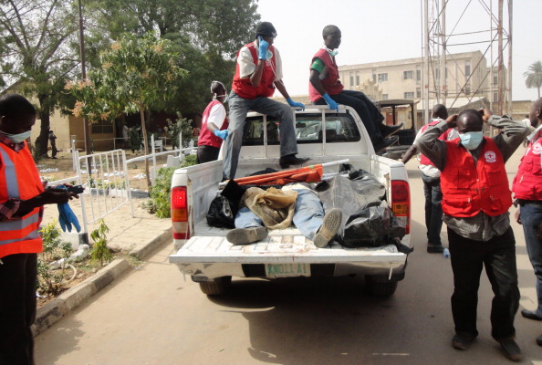 Работники спасательных служб увозят тела жертв, погибших из-за взрывов в городе Кано, Нигерия. 21 января 2012 года. Фото: AMINU ABUBAKAR/AFP/Getty Images