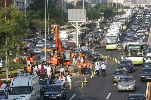 На одной из трасс Пекина провалился участок дороги. Фото с epochtimes.com