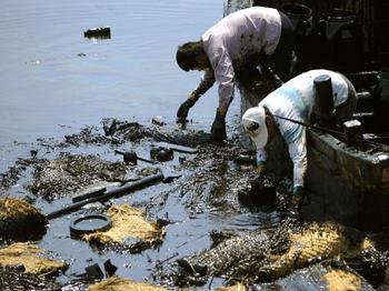 Більшу частину роботи з ліквідації забруднення виконують рибалки вручну. Фото: LIU JIN/AFP/Getty Images