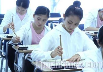 Учні займаються каліграфією в Академії мистецтв Фей Тянь в Каліфорнії. Фото: The Epoch Times