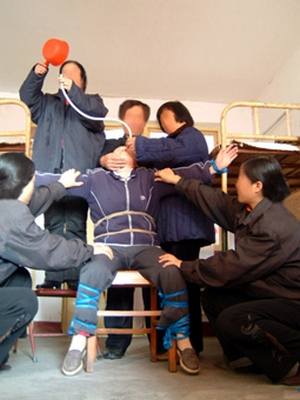 Во время насильственного кормления в китайских тюрьмах человеку повреждают носоглотку и желудок. Вместо жидкой пищи часто в качестве пытки вливают раствор соли или перца