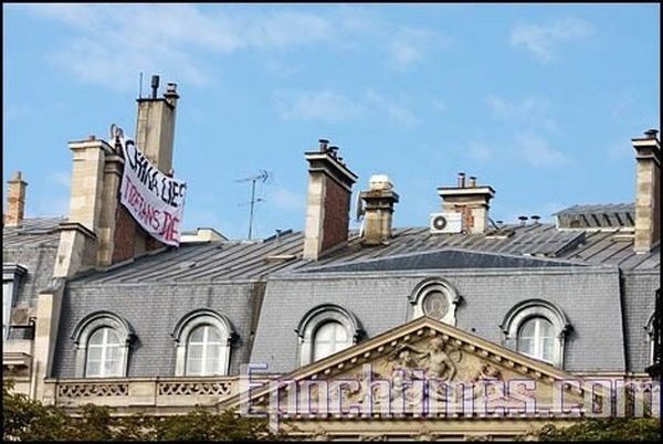 Плакат с надписью «Китай (КПК) врёт. Тибетцы умирают» на крыше здания китайского посольства во Франции. Париж. 23 августа. Фото: Dominique Brachais. The Epoch Times