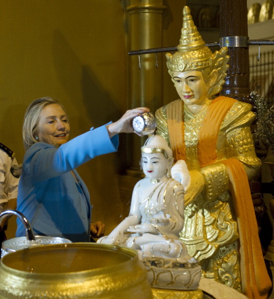 Госсекретарь США Хиллари Клинтон льет воду на статую Будды в буддийском храме Шведагон в Янгоне. Мьянма, 1 декабря 2011 года. Фото: Saul Loeb/Getty Images 