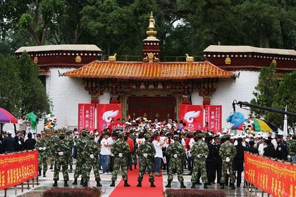 Церемонию эстафеты Олимпийского огня в Тибете, которая длилась чуть больше часа, охраняли несколько тысяч полицейских. Фото с epochtimes.com