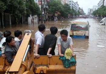 Наводнения в Китае стали самыми сильными за сто лет. Фото: STR/AFP/Getty Images