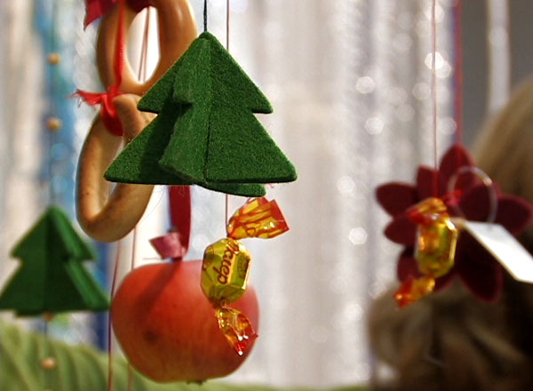 Законодавці моди сезонного декору, дизайнери супермаркету «ТенДенс-декор», розкрили секрети створення різдвяного настрою. Фото: The Epoch Times 