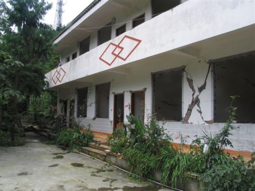 Більшість місцевих жителів села живуть у будинках, що знаходяться в аварійному стані. Фото з secretchina.com