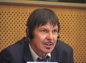 Эрик Моешел на конференции «Олимпийские прав для самых гуманных игр» в Европарламенте в Брюсселе. Фото: The Epoch Times