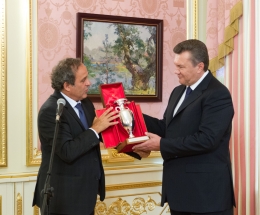 Мішель Платіні подарував українському президенту копію кубка Анрі Делоне від Союзу європейських футбольних асоціацій. Фото: president.gov.ua
